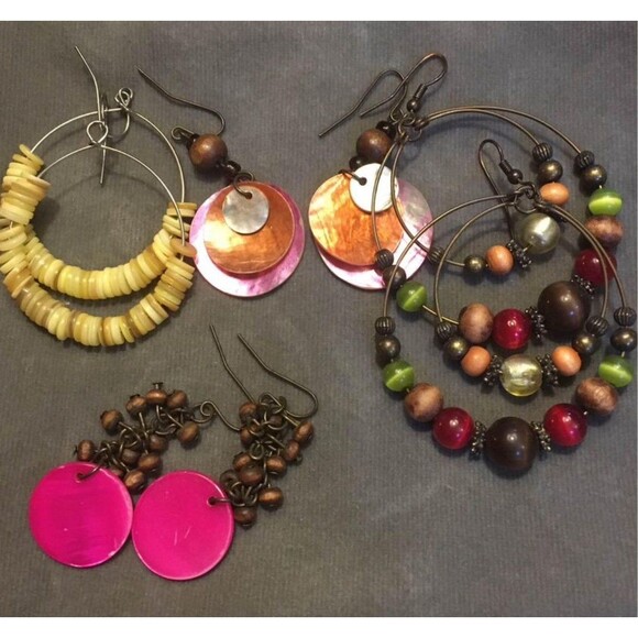 4 pairs of colorful bright shell bead earrings - Picture 1 of 2